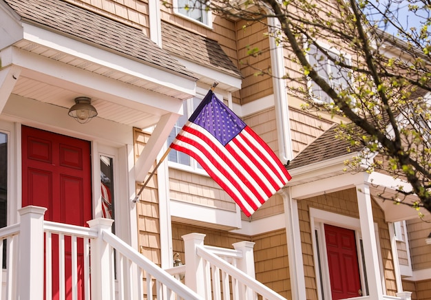 Una porta rossa è accanto a una bandiera che dice la bandiera americana.