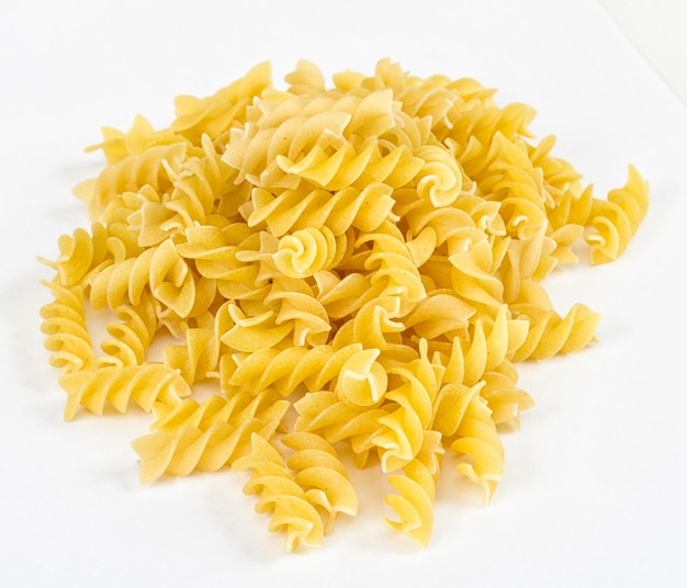 Una porzione di pasta cavatappi Rotini isolata su bianco