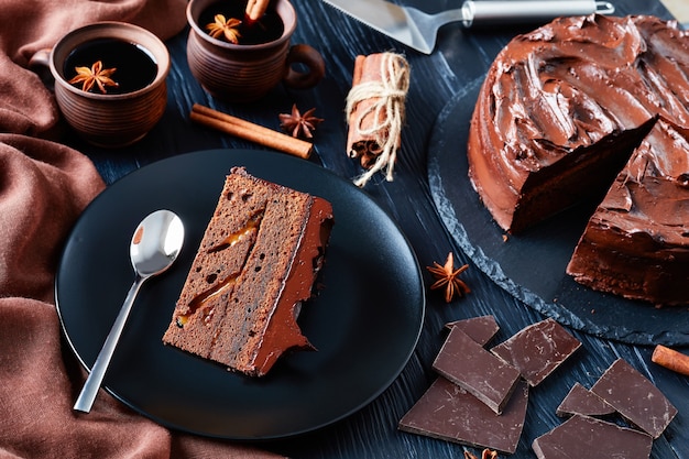 una porzione di torta al cioccolato con ripieno di marmellata di albicocche