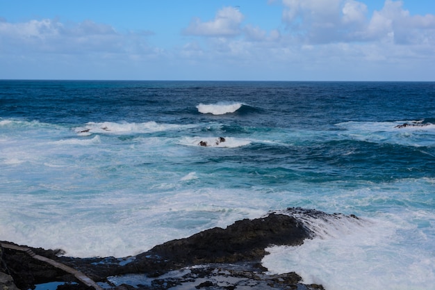 Una potente tempesta nell'Oceano Atlantico in una baia sulla costa di Tenerife. Spagna