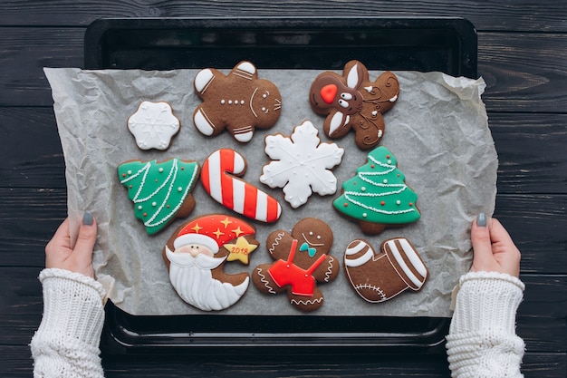 Una preparazione e biscotti per la festa di Natale su uno sfondo di legno.