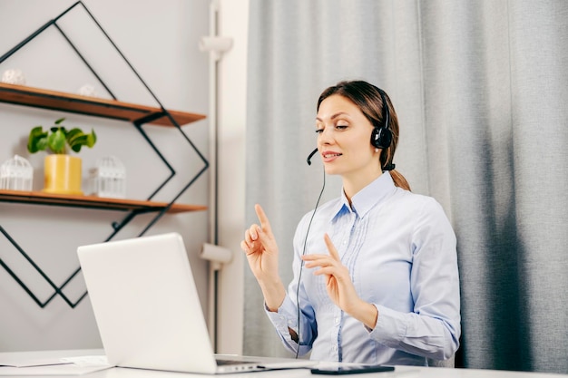 Una professoressa che tiene un corso online da casa sua