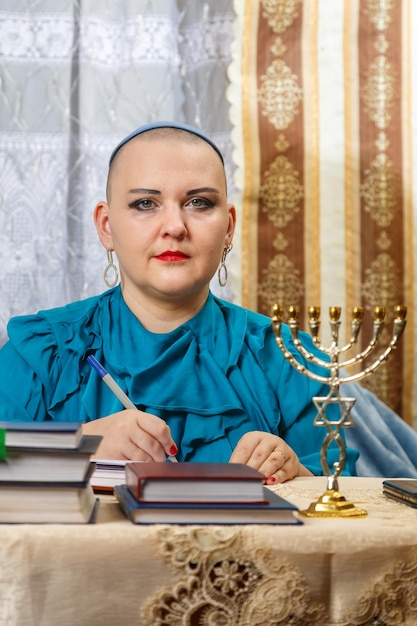 Una rabbina della comunità riformata, rasata in una kippah, elabora un piano di conferenze per i membri