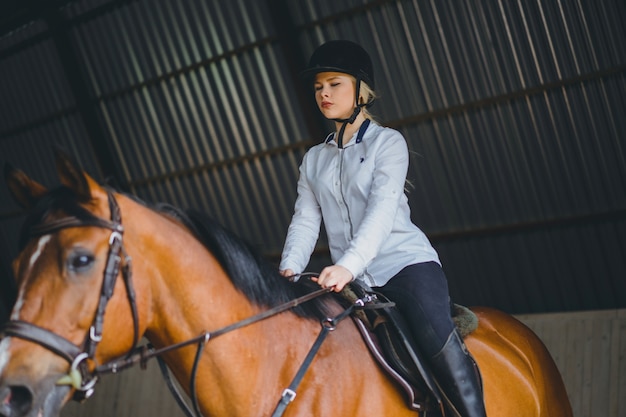 Una ragazza a cavallo in un&#39;arena