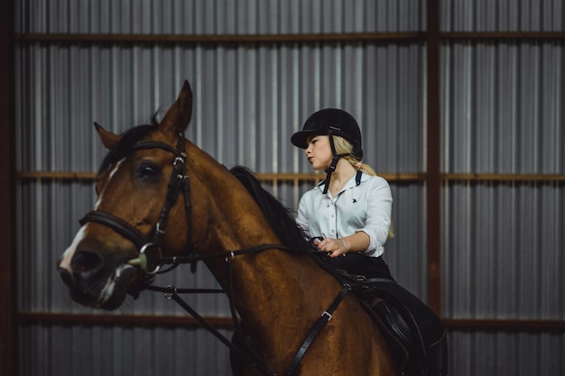 Una ragazza a cavallo in un&#39;arena