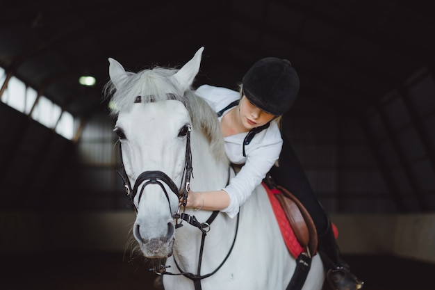 Una ragazza a cavallo in un&#39;arena