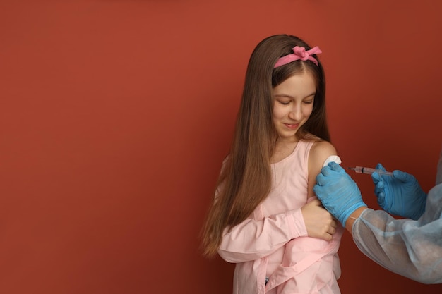 Una ragazza adolescente è vaccinata