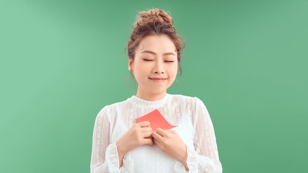 Una ragazza asiatica felice che riceve regali per San Valentino.