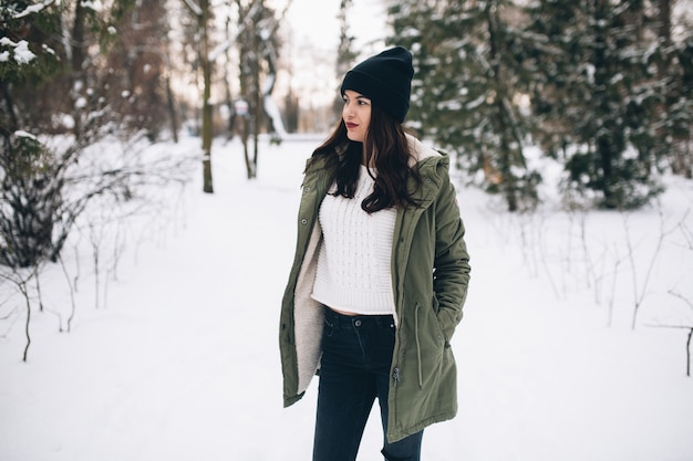 Una ragazza bella e felice in inverno.