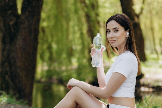 una ragazza beve acqua dopo lo sport