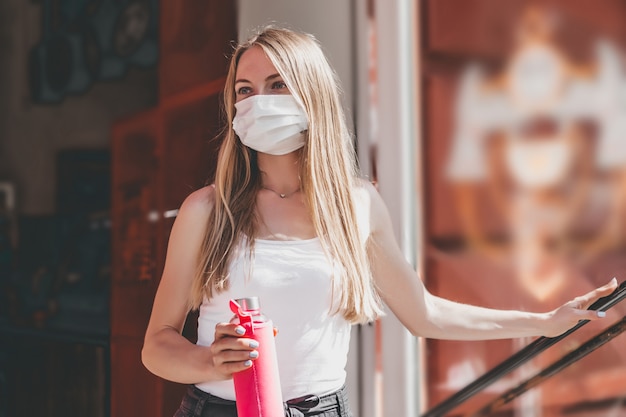 Una ragazza bionda esce dalla porta del caffè