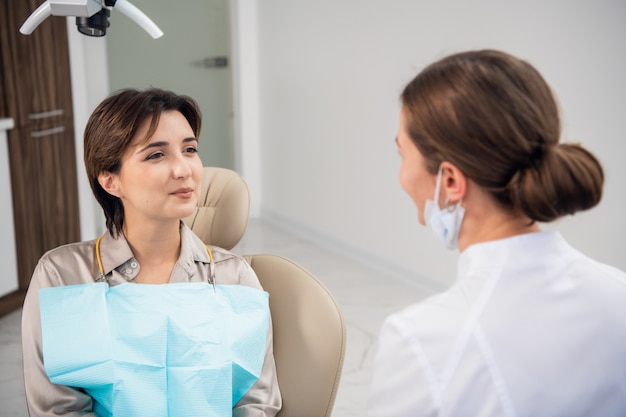 Una ragazza bruna venne a farsi esaminare i denti in odontoiatria