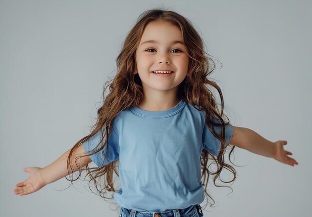 Una ragazza carina con una maglietta blu vuota con uno sfondo pulito un concetto di mockup per la maglietta AI generativa