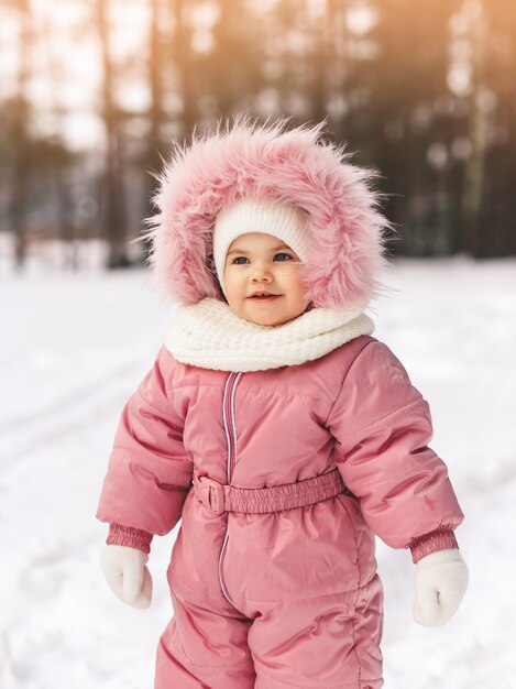 Una ragazza carina in un parco d'inverno in una giornata di sole