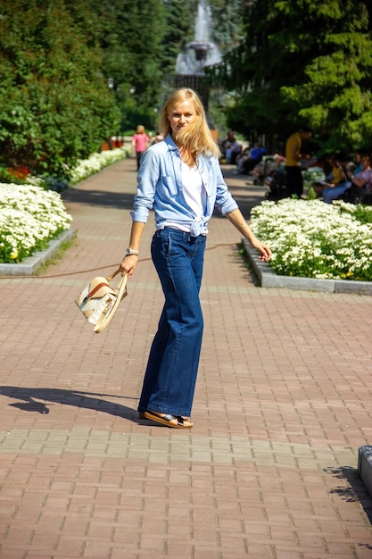 Una ragazza caucasica sicura di sé cammina nel parco quando fa caldo all'aperto