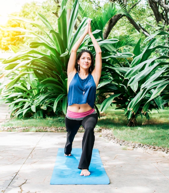 Una ragazza che fa yoga flessibilità Donna che fa yoga all'aperto ragazza che mostra stili di yoga all'aperto concetto di yoga e fitness