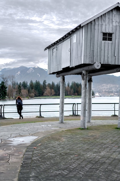 Una ragazza che guarda alle montagne a Vancouver