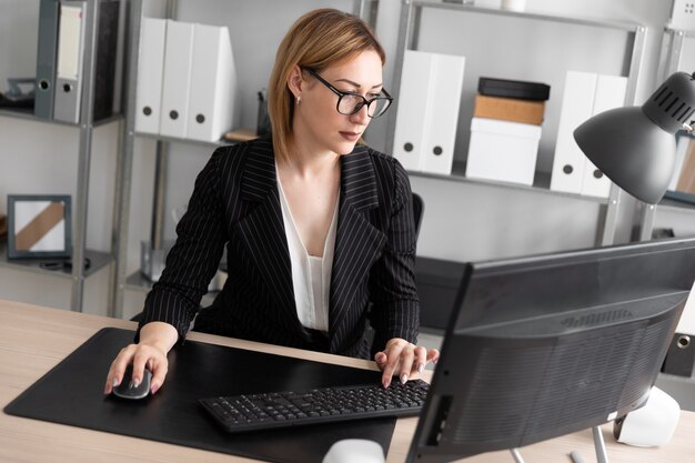 Una ragazza che lavora ad un computer in ufficio.