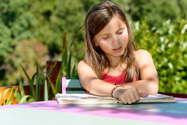 Una ragazza che legge un libro