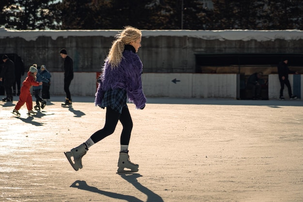 Una ragazza che pattina su una pista di pattinaggio con un cartello che punta a destra.