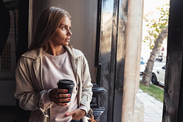 Una ragazza con il caffè in mano