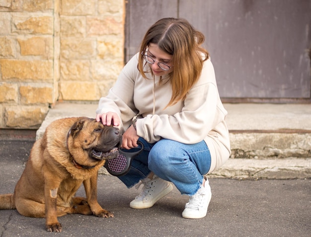 Una ragazza con il suo vecchio sharpei sullo sfondo del paesaggio urbano