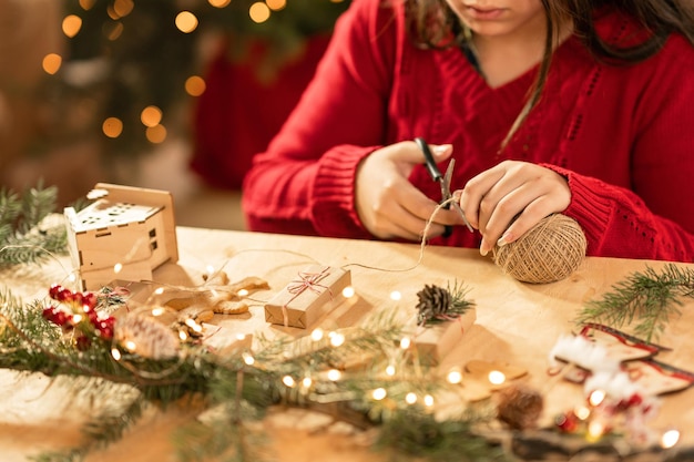 una ragazza con le sue stesse mani crea un decoro natalizio per la casa