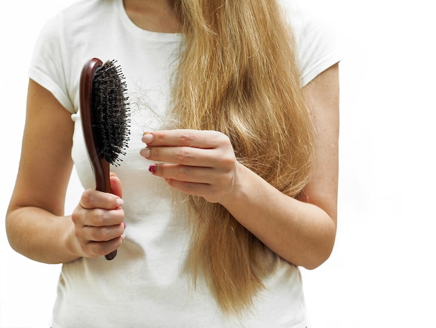 Una ragazza con lunghi capelli bianchi intreccia una treccia Cura dei capelli lunghi e trattamento per la caduta dei capelli dopo il covid