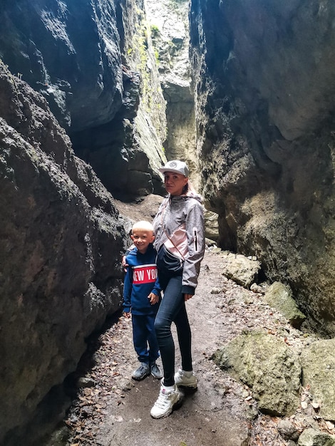 Una ragazza con un bambino nella gola di Stone Bowl nelle montagne della natura del paesaggio del Daghestan Russia