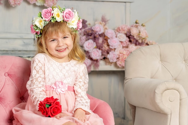 Una ragazza con un bel vestito e con una corona di fiori in testa Una bellissima ragazza PHOTOSESSION Primavera