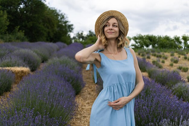 Una ragazza con un cappello in un campo di lavanda