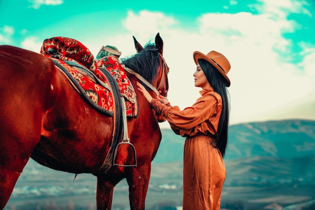 Una ragazza con un cavallo