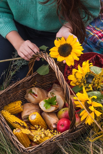 Una ragazza con un cestino da picnic