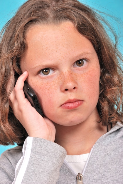 Una ragazza con un telefono cellulare in mano