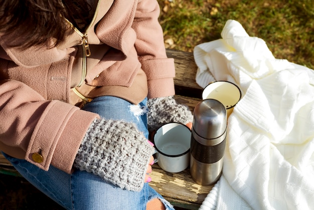 Una ragazza con un thermos in mano