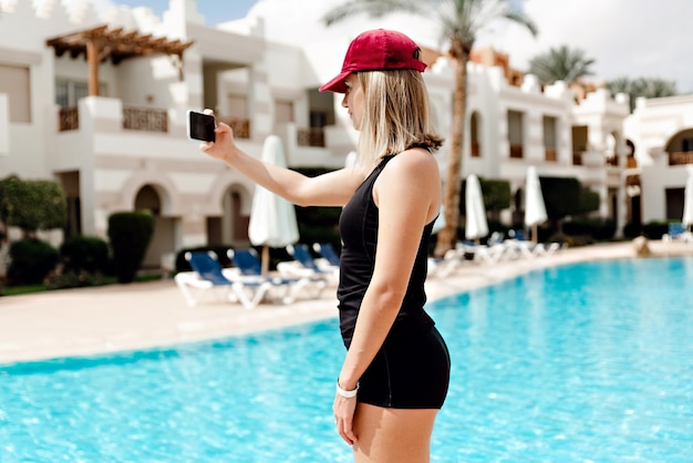 Una ragazza con un'uniforme sportiva e un berretto si fa un selfie