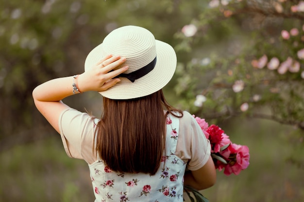 Una ragazza con un vestito leggero attraversa il campo