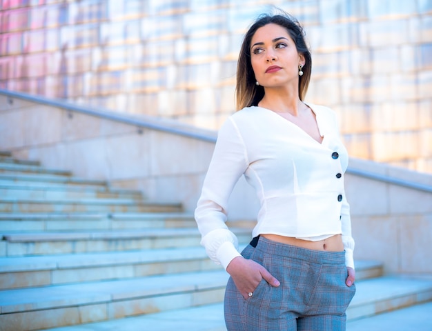 una ragazza con una camicia bianca aderente