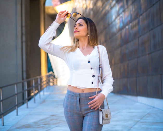 una ragazza con una camicia bianca aderente