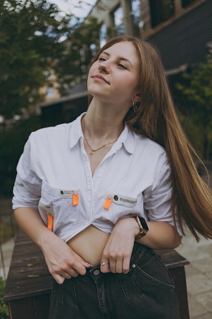 Una ragazza con una camicia bianca in città