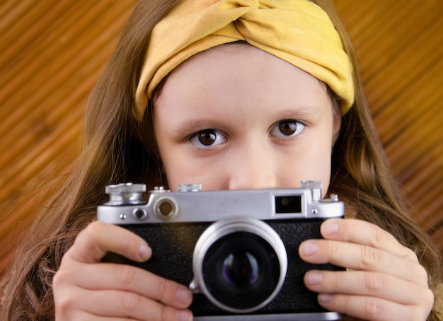 una ragazza con una foto tra le mani hobby per bambini