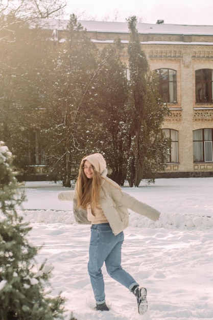 Una ragazza con una giacca color pastello durante una passeggiata in inverno