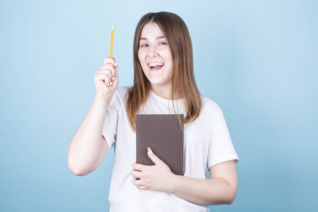 Una ragazza con una maglietta bianca ha avuto una grande idea