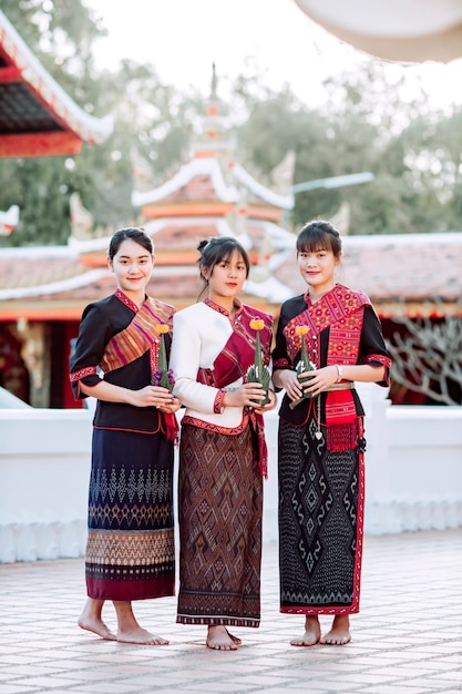 Una ragazza di tre tailandesi nella tribù tailandese di Phu che sta nell'area del tempio tailandese