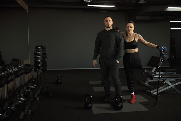 Una ragazza disabile è impegnata in palestra Una donna con una gamba sola si allena con un trainer, lavora sodo e non si arrende davanti ai guai