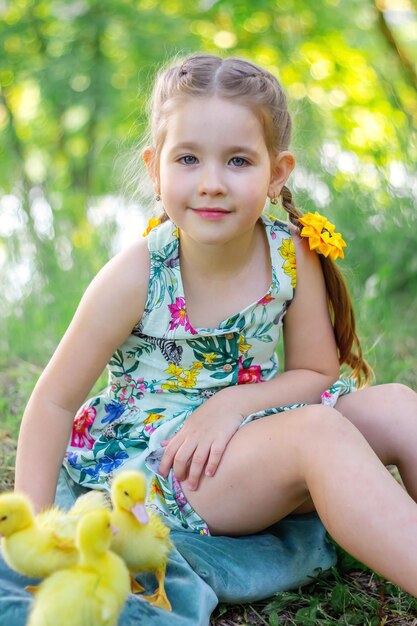 Una ragazza e un anatroccolo in estate all'aperto Gute bambini Felicità