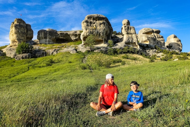 Una ragazza e un ragazzino sullo sfondo di una vista pittoresca delle sfingi di Bakhchisarai Crimea maggio 2021