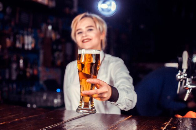 Una ragazza esperta barista dimostra le sue capacità professionali al bar