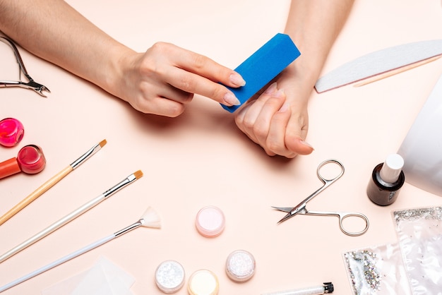 Una ragazza fa una manicure a casa. Stile di vita moderno.