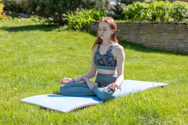 Una ragazza fa yoga all'aperto